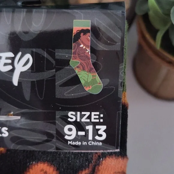Disney Maui From Moana Crew Socks - Picture 2 of 6